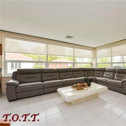 Image 9 - 2346 East 64th Street, New York, NY 11234, USA - House for sale