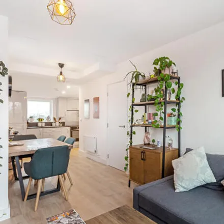 Image 6 - Alan Preece Court, Brondesbury Park, London, NW6 7AY, United Kingdom - Apartment for sale
