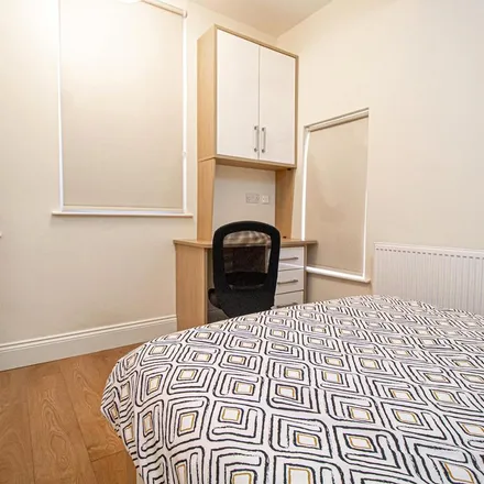 Rent this 2 bed apartment on Hyde Gardens in Leeds, LS2 9NU