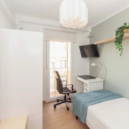 Rent this 5 bed room on Carrer d'Escalante in 27, 46011 Valencia