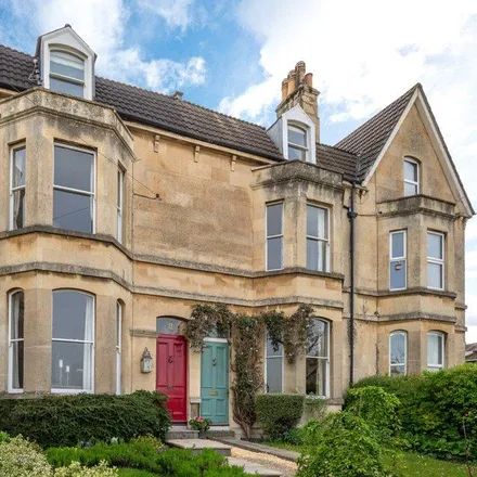 Rent this 4 bed townhouse on Claremont Road in Bath, BA1 6LX