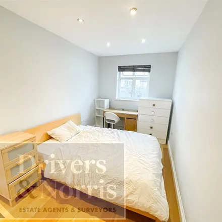 Rent this 4 bed apartment on 157 Becontree Avenue in London, RM8 2UL