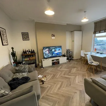 Rent this 4 bed apartment on Cardigan Road in Leeds, LS6 3LF