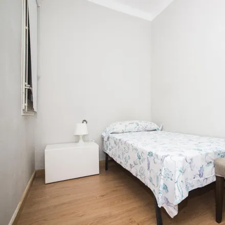 Rent this 4 bed room on Qué Pelos! in Passeig de Maragall, 08001 Barcelona