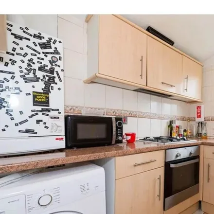 Rent this 6 bed apartment on 19 Netherwood Road in London, W14 0BL