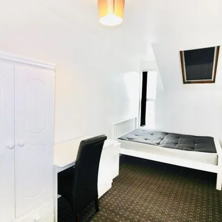 Rent this 2 bed apartment on Halls Locksmiths in 92 Alfreton Road, Nottingham