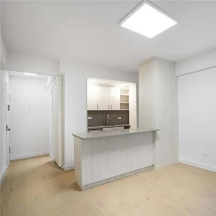 Image 2 - 333 East 46th Street, New York, NY 10017, USA - House for rent