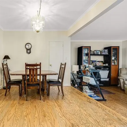 Image 2 - Grover Cleveland, 67-38 108th Street, New York, NY 11375, USA - Apartment for sale