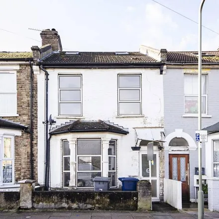 Rent this 4 bed townhouse on 196 West Hendon Broadway in London, NW9 7EE