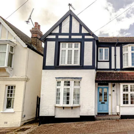 Buy this 4 bed house on Cliff Road in Southend-on-Sea, SS9 1HJ