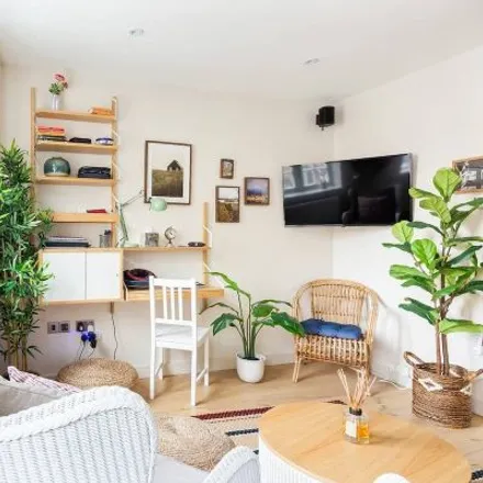 Rent this studio apartment on David's in Hill Street, London