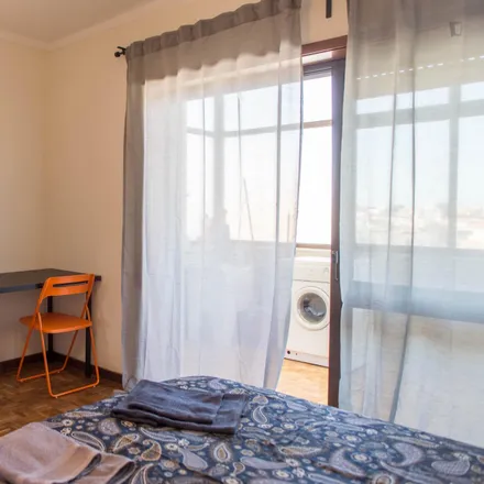 Rent this 5 bed room on Avenida de Fernão de Magalhães in 4200-517 Porto, Portugal