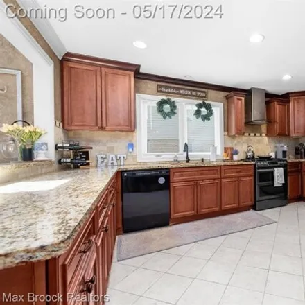 Image 7 - 45694 Meadows Circle West, Macomb Township, MI 48044, USA - Condo for sale