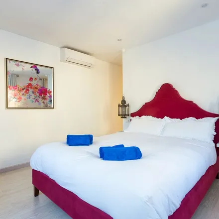 Rent this 3 bed apartment on Señor Burrito in Carrer Ample, 14