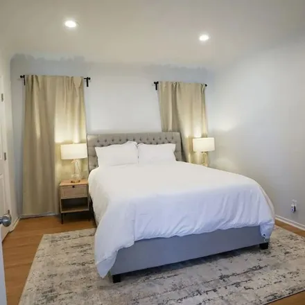 Rent this 3 bed apartment on 3169 North Doheny Drive in Beverly Hills, CA 90211