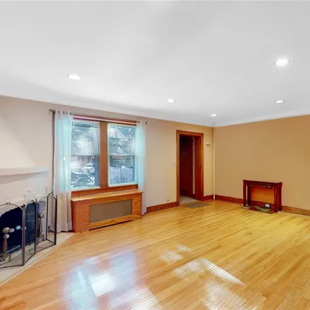 Image 3 - 116-38 217th Street, New York, NY 11411, USA - House for sale