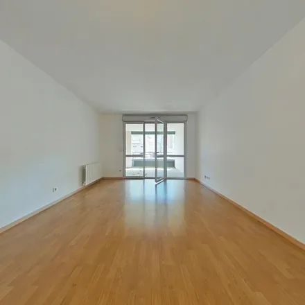 Rent this 3 bed apartment on 13 Avenue Jean Dagnaux in 31200 Toulouse, France