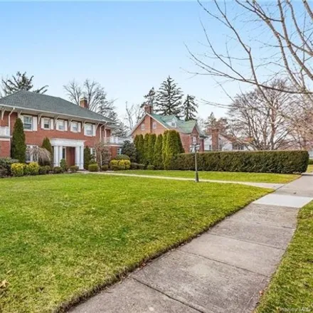 Image 3 - 18 Longvue Avenue, Wykagyl Park, City of New Rochelle, NY 10804, USA - House for sale