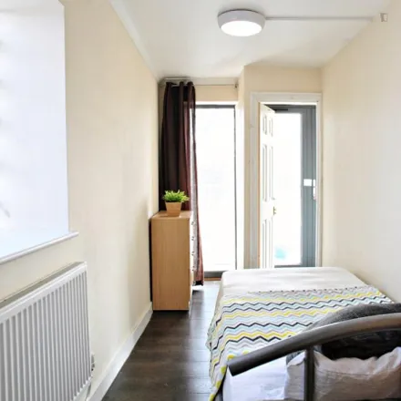 Rent this 4 bed room on unnamed road in London, W3 7EJ