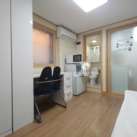 Rent this studio apartment on 서울특별시 관악구 봉천동 100-97