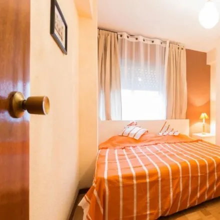 Rent this 6 bed room on Carlos y Marypaz in Avenida Caballería Española, 28807 Alcalá de Henares