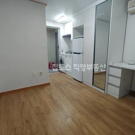 Rent this studio apartment on 서울특별시 관악구 봉천동 1681-20