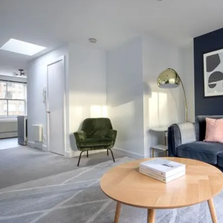 Image 2 - Nelhart News, 127 Aldersgate Street, Barbican, London, EC1A 4JQ, United Kingdom - Apartment for rent