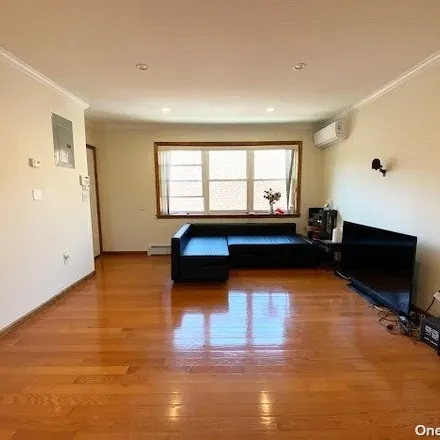 Image 6 - 82-11 57th Avenue, New York, NY 11373, USA - Townhouse for sale