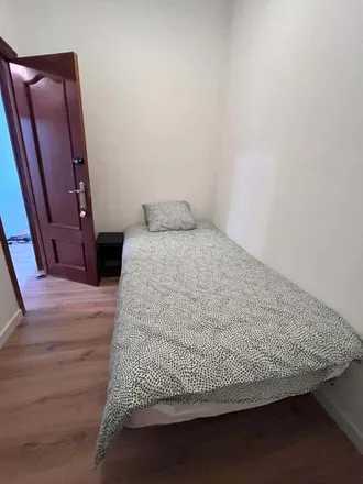 Rent this 6 bed room on Calle de la Batalla del Salado in 38, 28045 Madrid