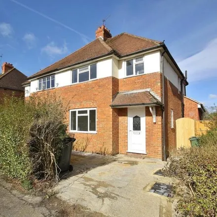 Rent this 6 bed duplex on 45 Ashenden Road in Guildford, GU2 7XE