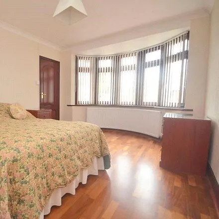 Image 5 - Central Drive, London, RM12 6AX, United Kingdom - House for rent