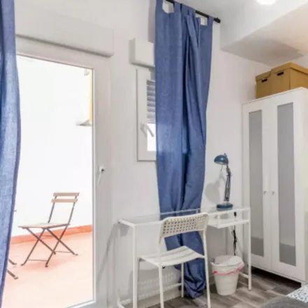 Rent this 5 bed room on Carrer del Poeta Monmeneu in 10, 46009 Valencia