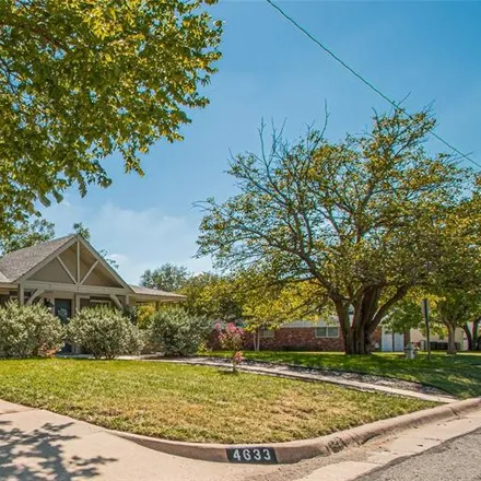 Image 3 - 4625 Hildring Drive East, Fort Worth, TX 76133, USA - House for sale