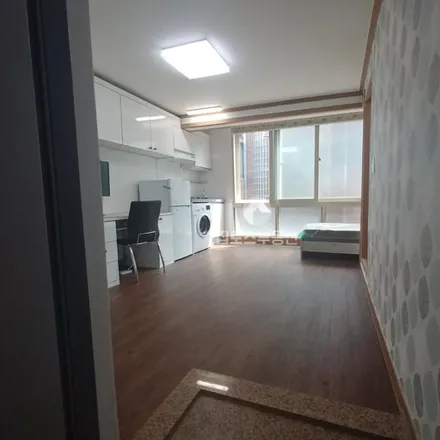 Rent this studio apartment on 서울특별시 관악구 신림동 108-20