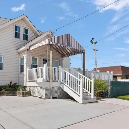 Buy this 4 bed house on 214 West 10th Avenue in North Wildwood, Cape May County