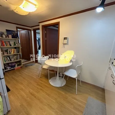 Rent this 2 bed apartment on 서울특별시 송파구 방이동 103-2