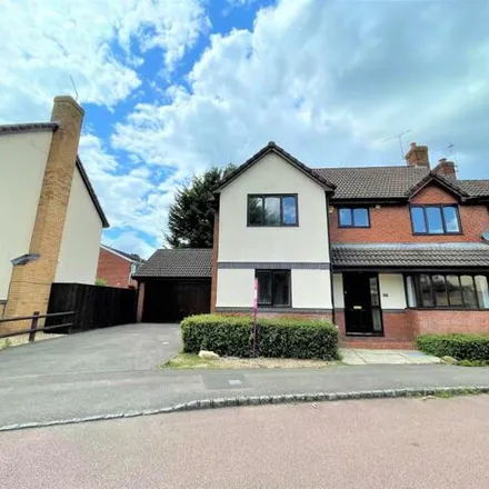 Rent this 4 bed house on 72 Woodward Close in Sindlesham, RG41 5UT