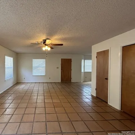 Image 2 - 76 Royal Crest, Woodrow, New Braunfels, TX 78130, USA - Apartment for rent
