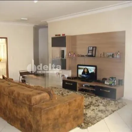 Buy this 3 bed house on Rua Onofre Gonçalves Batista in Santa Rosa, Uberlândia - MG