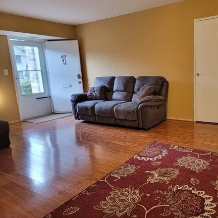 Image 4 - Boulder Court, Brookhaven, Coram, NY 11727, USA - Apartment for sale