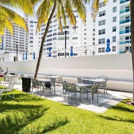 Image 2 - Carriage Club South, 5001 Collins Avenue, Miami Beach, FL 33140, USA - Apartment for rent