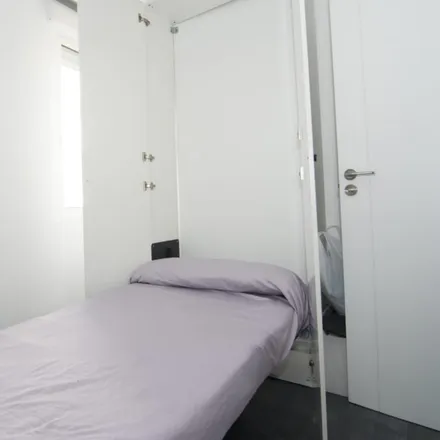 Rent this 5 bed room on Carrer de la Reina in 63, 46011 Valencia