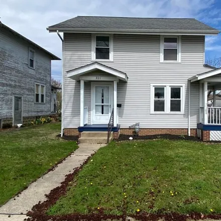 Buy this 3 bed house on 821 East Mulberry Street in Lancaster, OH 43130