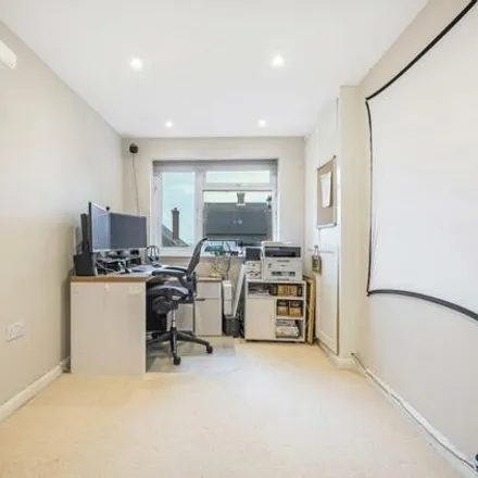 Image 5 - High View Road, Guildford, GU2 7RS, United Kingdom - House for sale
