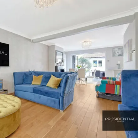 Image 5 - Lambourne Close, Chigwell Row, IG7 6EP, United Kingdom - Townhouse for sale