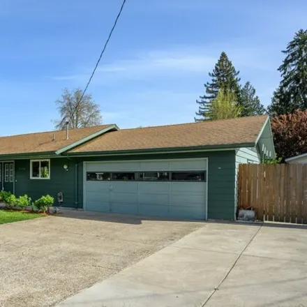 Buy this 3 bed house on 462 Northwest 19th Street in McMinnville, OR 97128