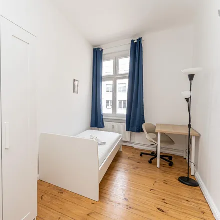 Rent this 3 bed room on Boxhagener Straße 49 in 10245 Berlin, Germany