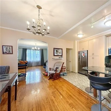 Image 4 - 18 Corbin Place, New York, NY 11235, USA - House for sale