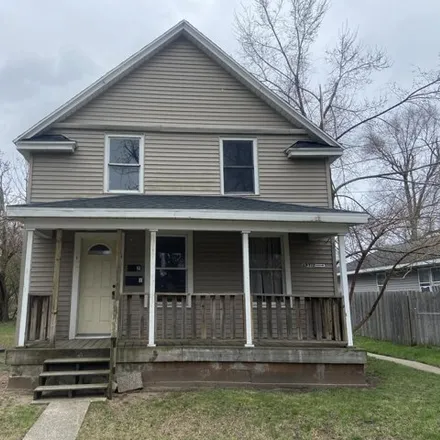 Buy this studio house on 327 West Grand Avenue in Muskegon, MI 49441