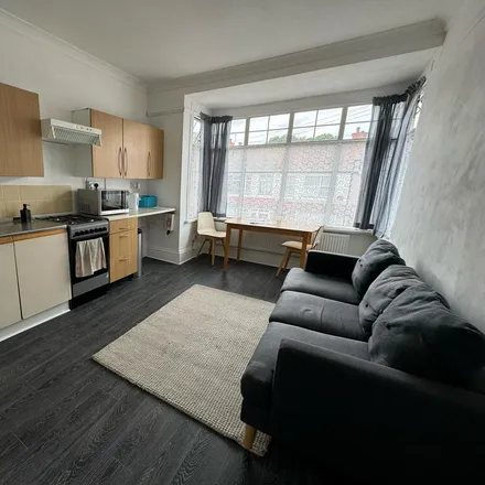 Image 9 - Clipstone Road, London, TW3 3AD, United Kingdom - Apartment for rent